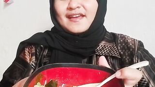 Enak nya mie ayam di Makan di suasana hujan