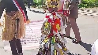 Kreatif sekali gaun dari plastik bisa secantik ini