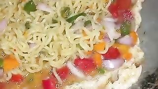 Noodles omelette pizza