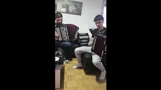 Tha an Duo Vieiras mìorbhaileach seo iongantach agus glè thàlantach duet iomadachdcultar ceòl