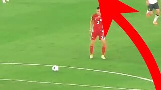 Jay Idzez menunjukkan kelasnya dengan kontrol bola mulus, melewati pemain asal Tidaru Banbu tanpa panik