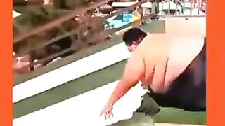 موجة تسونامي في مسبح