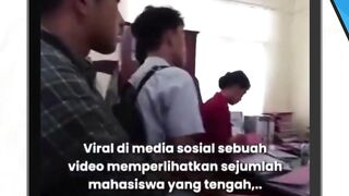 Tengah beredar sebuah video yang memperlihatkan para mahasiswa mengamuk di hadapan seorang dosen viral di media sosial