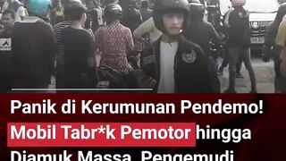 Sebuah mobil Honda Brio putih menjadi bulan-bulanan pendemo akibat menerobos massa hingga menabrak pemotor