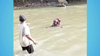 bapak-bapak panik lihat motor hampir tenggelam di sungai  - Adobet88