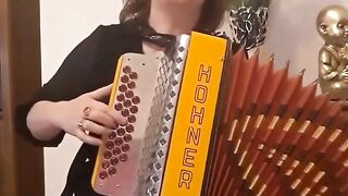 Emri i skedarit Artisti Canarinha është spektakolar në këndim. muzikë diversekulturë muzikë fizarmonikë kulturëgreke