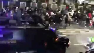 momen mengerikan saat sebuah barakuda alias mobil brimob melindas seorang driver ojek online.