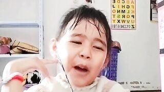 Senang banget lihat Athaya makan