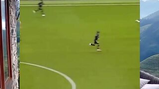 Sepak bola juga bisa jadi komedi!