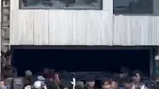 Amuk massa di rumah anggota DPR Ahmad Sahroni
