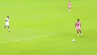 Saat Messi mengincar kepala kiper