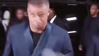 They threw a Real Madrid shirt at Mbappe ????????