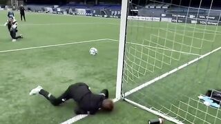 Best 12 year old goalkeeper you’ll ever see ????