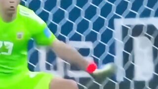 jadi kiper mau buang badan sesakit apa pun supaya tidak masuk