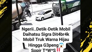 Ngeri.! Detik-detik Mobil Honda Jazz Ditabrak Mobil Truk warna hijau hingga gepeng