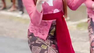kebaya pink menyala dancer karnaval
