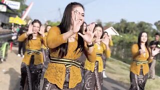 kebaya kuning dancer karnaval