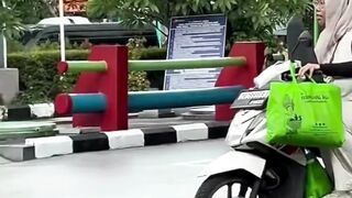 Ibunya banyak pikiran