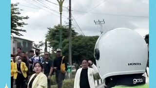 pasti pura² ndak liat biar ndak malu