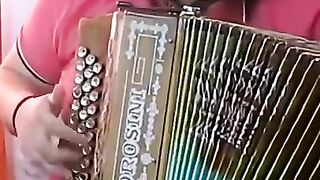U-Aida Ameixa ungumculi onekhono kakhulu. folk accordion cover music diverseculture