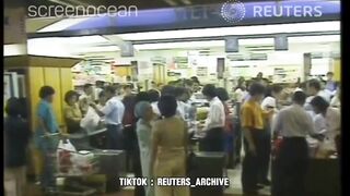 Suasana di dalam Hero supermarket Jakarta - 22 Januari 1998
