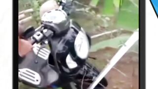 BIBIR TERSANGKUT KAWAT BERDURI