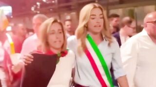 هل شاهدتم مسؤولا عربيا يشارك المتظاهرين في بلده فعالياتهم وتظاهراتهم دعما لـ