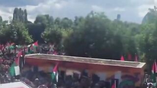 ألمانيا مظاهرة ضخمة تنادي اللعنة على إسرائيل الحرية لفلسطي