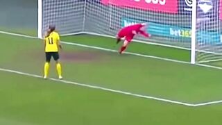 jadi kiper mau buang badan sesakit apa pun supaya tidak masuk 2