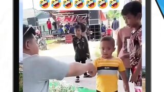 di kasih uang bukannya jajan, mana goyang nya asik sekalii