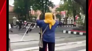 Akan saya hadapi tapi saya senam dulu  Biar lentur dulu, baru lawan