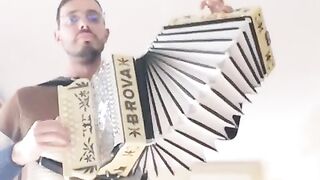 Listen to the sound of this magnificent concertina in the hands of this great player.