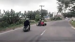 Yang pake motor tu  Orang setia