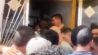 الزفزافي يتلقى التعازي في وفاة والده من منزل العائلة