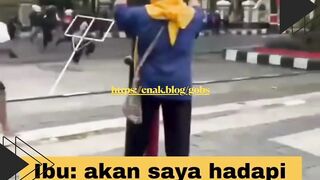 Ikut Demo, Tapi Ibu Ini Senam Dulu!