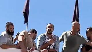 الزفزافي يتلقى التعازي في وفاة والده من منزل العائلة 2