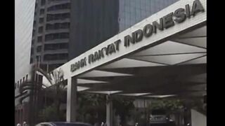 Cuplikan suasana di dalam bank BRI Jakarta - 4 April 1998