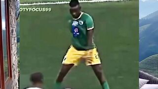 Kadang sepak bola nggak cuma soal gol, tapi juga soal tawa!