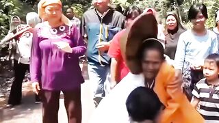 Kang dedi mulyadi gendong nenek-nenek