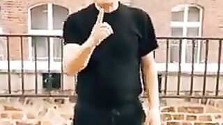 ا الرجل تسببت تمارينه في التخلص من انسداد قلوب آلاف