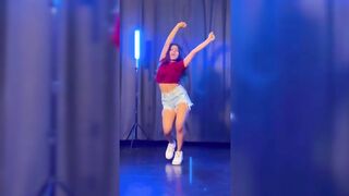 Indian Girl Gia Varshney Dance 3