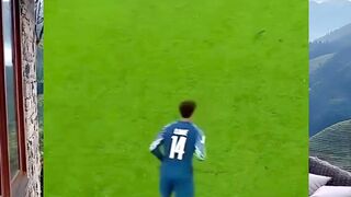 Jarang banget bisa lihat momen kayak gini dari Doué!