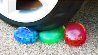 Esmagando coisas crocantes e macias de carro! - EXPERIMENTO CARRO VS BOLINHAS ANTI-STRESS DE SLIME!!