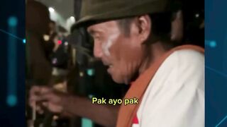 VIRALL KAKEK INI TETAP BERJUALAN DI TENGAH SITUASI YANG SANGAT KACAU