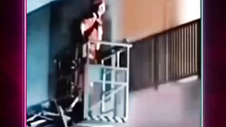Mau di tolongin, sempat sempatnya milih baju