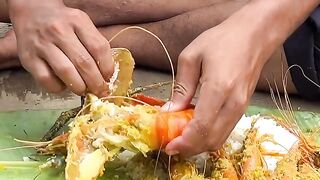 Ada yang pernah rasain udang galah capit biru viral.