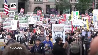 People march in Chicago against Trumps threats to send federal