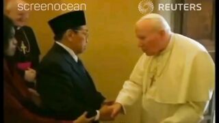 momen presiden Gus Dur bertemu dengan (PAUS YOHANES PAULUS II)