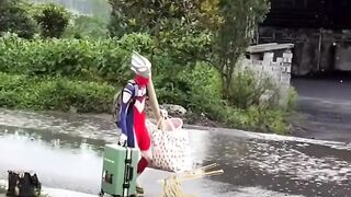 Ultraman pun bisa kena usir juga ya