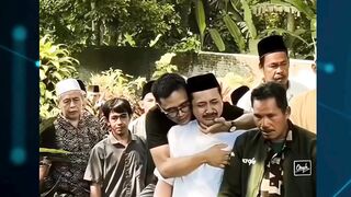 VIRAL PRIA INI MENANGIS KARENA ADA SESUATU DI SARUNG NYA